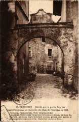Perouges Entrée par la porte d'en bas à Pérouges