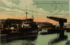 Brest - Le Grand Pont ouvert pour le passage d'un Cuirasse à Brest
