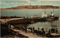 Dinard- La Cale, Au loin, Saint Malo France à Dinard