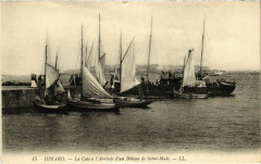 Dinard- La Cale a l'Arrivee d'un Bateau deSaint-Malo France à Dinard