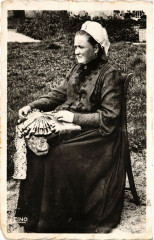 La Dentelliere a la Coiffure Auvergnate - Folklore