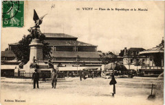 Vichy Place de la Republique et le Marché à Vichy