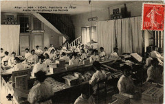 Vichy Pastillerie de l'Etat Atelier de remplissage des Sachets à Vichy