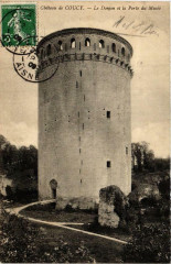 Chateau de Coucy Le Donjon et la Porte du Musée