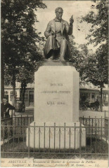 Abbeville Monument de Boucher de Crévecoeur de Perthes à Abbeville