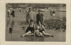 Carte photo Ault famille sur la Plage à Ault