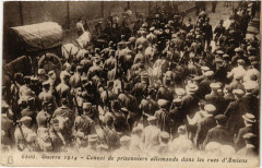 Guerre 1914 Convoi de prisonniers allemands dans les rues d'Amiens à Amiens