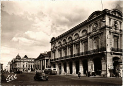 Reims - Place Myron-Herrick. A droite le Théatre et le Palais de à Reims