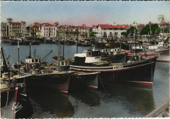 St Jean de Luz Thoniers et Chalutiers dans le Port France