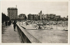 St Jean de Luz La Plage et le Casino France -
													64 Pyrénées Atlantiques
												