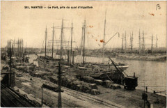 Nantes - Le Port pris du quai d'AiGUILLON à Nantes