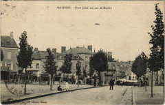 Mayenne - Place Juhel un jour de Marche à Mayenne