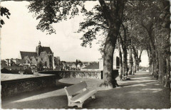 Mayenne - Le Jardin Public et l'Eglise à Mayenne