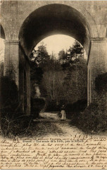 Evreux - Une entrée de ea Porte pres de Navarre à Évreux