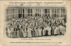 L'Ecole Duvigneau de Lanneau - Boulevard Pereire - La Cour de Récréation - Elèves en tenue de travail à Paris 17e