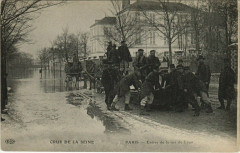 Carte postale ancienne Crue de la Seine - Entrée de la rue de Lyon
                                                                     à Paris 12e
                                
