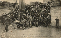 Carte postale ancienne La Crue de la Seine -  Quai de Passy - On transborde le Monde sur des Charettes
                                                                     à Paris 16e
                                
