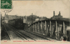Le Métropolitain - A la Station de Grenelle à Paris 15e