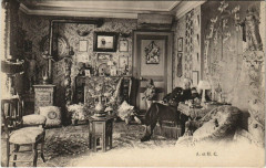 Paris Un Monsieur dans son salon
