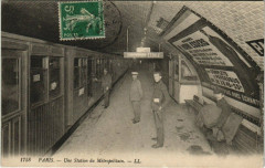 Carte postale ancienne Une station de Metropolitain
                                                                     à Paris 15e
                                