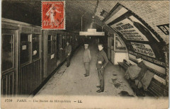 Carte postale ancienne Une station de Metropolitain
                                                                     à Paris 15e
                                