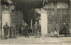 Paris scene dans une rue. Ouvrieres (?) -
													75 Paris
												