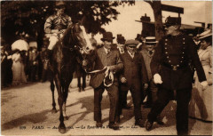 Carte postale ancienne Aux Courses -La Rentrée du Vainqueur
                                                                     à Paris 16e
                                
