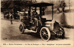 Carte postale ancienne Paris métiers. Au Bois de Boulogne. Une chaufeuse de fiacre
                                