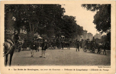 Le Bois de Boulogne, un jour de Courses - Tribunes de Longchamps - L'Entrée du Pesage à Paris 16e