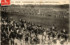 Carte postale ancienne Longchamps - La Pelouse, défilé des Chevaux
                                                                     à Paris 16e
                                