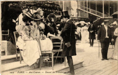 Carte postale ancienne Aux Courses - Devant les Tribunes
                                                                     à Paris 16e
                                