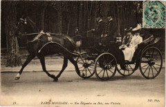 Carte postale ancienne Paris-Mondain - Nos Elégantes au Bois, une Victoria
                                                                     à Paris 16e
                                