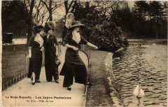 Paris La mode Nouvelle les Jupes-Pantalons Pres du Lac