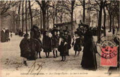 Paris 8e Aux Champs-Elysées Le Saut a la Corde Nd Phot à Paris 8e