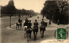 Carte postale ancienne L'Avenue du Bois de Boulogne
                                                                     à Paris 16e
                                