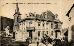 Le Mont-Dore La Poste et la Mairie à Mont-Dore