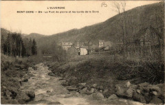 Le Mont-Dore Le Pont de pierre et les bords de la Dore à Mont-Dore