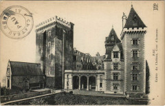 Carte postale ancienne L'Entrée du Château, Cour d'Honneur
                                                                     à Pau
                                