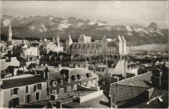 Pau Le Chateau ,le Parlement,les Pyrenees France à Pau