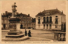 Parthenay Le Theatre Au premier plan Statue La Donneuse de Pain -
																					79200 Parthenay
																			