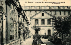 Paris 7e Interieur de l'Abbaye-au-Bois. Le Cloitre à Paris 7e