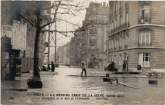 Paris 7e rue de l'Universite. Crue 1910 à Paris 7e
