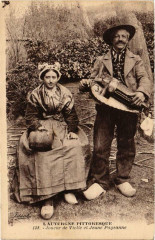 L'Auvergne Pittoresque Joueur de Vielle et Jeune Folklore