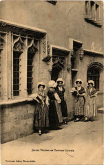 Jeunes Vicoises en Costume Lorrain Folklore