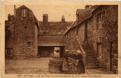 Le Faou La cour d'une France Folklore
