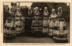 Les femmes mariées portant la statue France Folklore