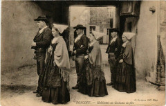 Roscoff Habitants en Costume de fete France Folklore