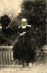 Une Fumeuse Bretonne - Folklore - Types -
													France
												