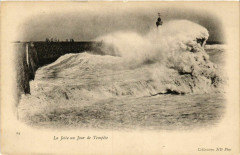La Jetee un jour de Tempete Lighthouse Phare