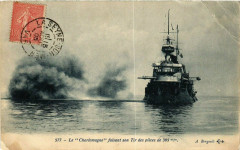 Le Charlemagne faisant son Tir des pieces de 305mm - Ships